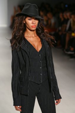 Model Mbfw sırasında Mark ve Estel defile pist yürür