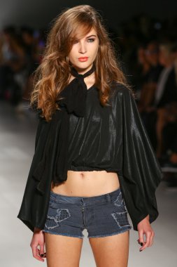 Model Mbfw sırasında Mark ve Estel defile pist yürür