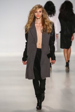 Model Mbfw sırasında Mark ve Estel defile pist yürür