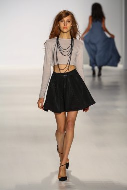 Model Mbfw sırasında Mark ve Estel defile pist yürür