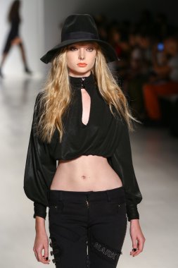 Model Mbfw sırasında Mark ve Estel defile pist yürür