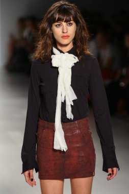 Model Mbfw sırasında Mark ve Estel defile pist yürür