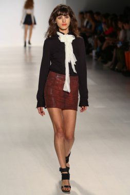 Model Mbfw sırasında Mark ve Estel defile pist yürür