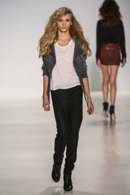 Model Mbfw sırasında Mark ve Estel defile pist yürür