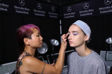 MBFW sırasında Lie Sang Bong Bahar 2015 'te sahne arkasında hazırlanan model.