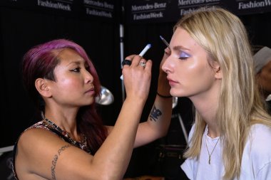 MBFW sırasında Lie Sang Bong Bahar 2015 'te sahne arkasında hazırlanan model.