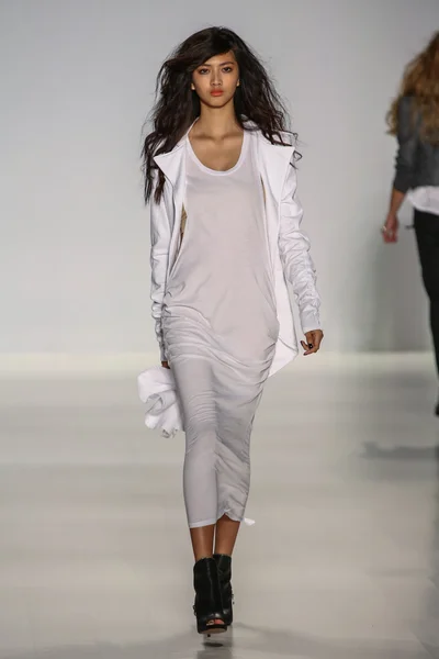 Modelo camina por la pasarela en el desfile de moda de Mark And Estel durante MBFW — Foto de Stock