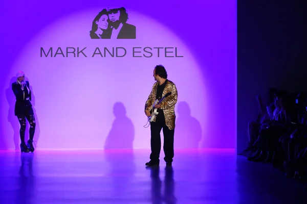 Tervezők Estel Day és Mark Tango előad-ra kifutópálya a Mark és Estel divatbemutató — Stock Fotó
