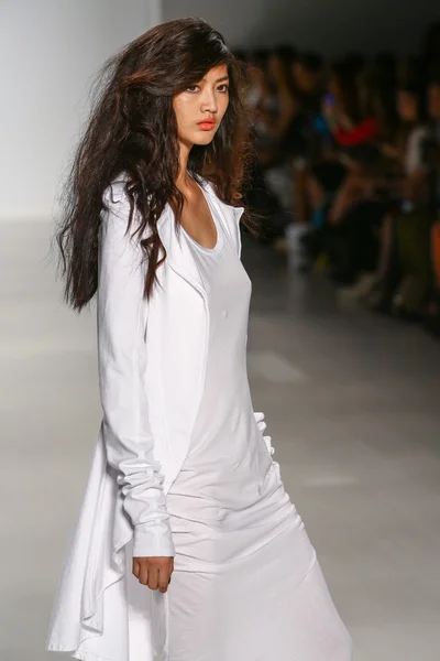 Model walks the runway at the Mark And Estel fashion show during MBFW — Stock Photo, Image