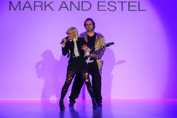 I designer Estel Day e Mark Tango si esibiscono in passerella alla sfilata di moda Mark And Estel — Foto Stock