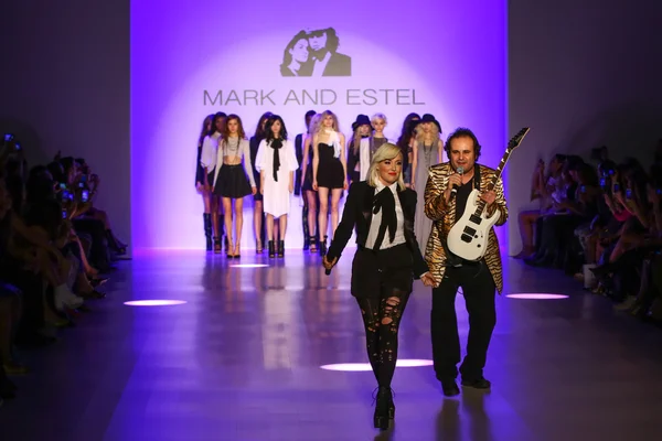 Designer estel day und mark tango performen auf dem Laufsteg bei mark und estel modenschau — Stockfoto