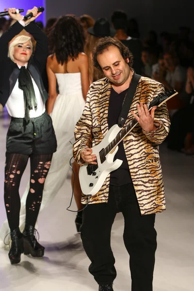 Designers Estel Day and Mark Tango perform on runway at Mark And Estel fashion show — Stock Photo, Image