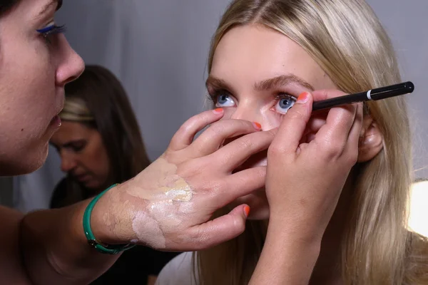 Modelo preparándose entre bastidores en el Lie Sang Bong Primavera 2015 durante MBFW — Foto de Stock