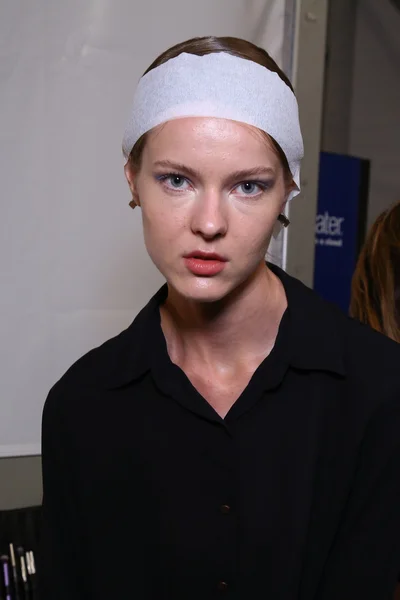 Model bereitet sich backstage auf der Lie Sang Bong Spring 2015 während der MBFW vor — Stockfoto