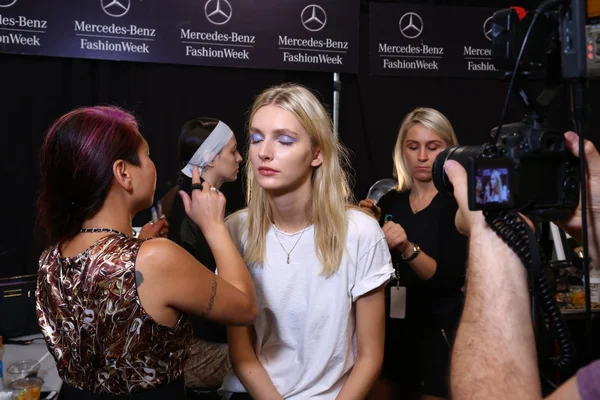 Modelo preparándose entre bastidores en el Lie Sang Bong Primavera 2015 durante MBFW —  Fotos de Stock