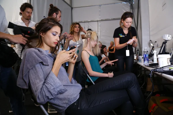 Model getting ready backstage at the Lie Sang Bong Spring 2015 during MBFW — Stock Photo, Image