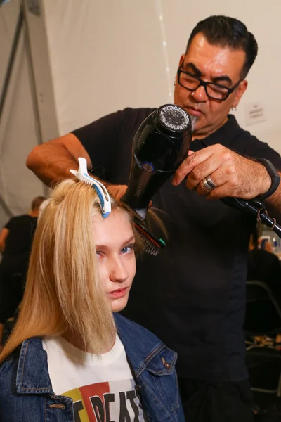 Model getting ready backstage at the Lie Sang Bong Spring 2015 during MBFW — Stock Photo, Image