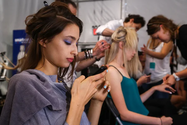 Model getting ready backstage at the Lie Sang Bong Spring 2015 during MBFW — Stock Photo, Image