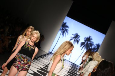 Mercedes-Benz Moda Haftası sırasında Nicole Miller pist modelleri yürümek