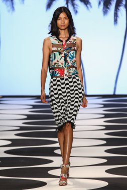 Model Mercedes-Benz Moda Haftası sırasında Nicole Miller pist yürür