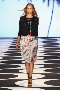 Model Mercedes-Benz Moda Haftası sırasında Nicole Miller pist yürür