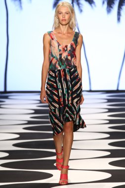 Model Mercedes-Benz Moda Haftası sırasında Nicole Miller pist yürür