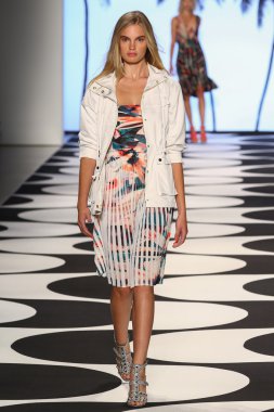 Model Mercedes-Benz Moda Haftası sırasında Nicole Miller pist yürür