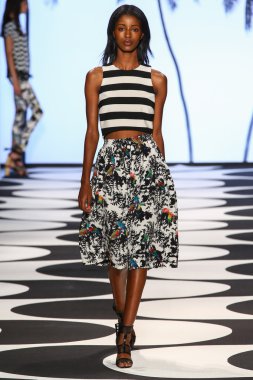 Model Mercedes-Benz Moda Haftası sırasında Nicole Miller pist yürür