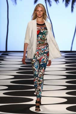 Model Mercedes-Benz Moda Haftası sırasında Nicole Miller pist yürür