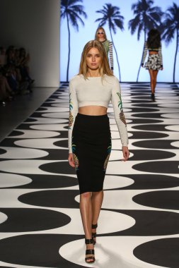 Model Mercedes-Benz Moda Haftası sırasında Nicole Miller pist yürür