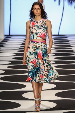 Model Mercedes-Benz Moda Haftası sırasında Nicole Miller pist yürür