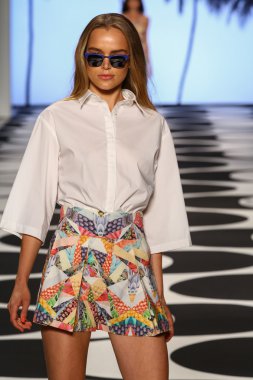 Model Mercedes-Benz Moda Haftası sırasında Nicole Miller pist yürür