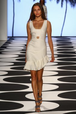 Model Mercedes-Benz Moda Haftası sırasında Nicole Miller pist yürür