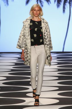 Model Mercedes-Benz Moda Haftası sırasında Nicole Miller pist yürür