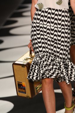 Model Mercedes-Benz Moda Haftası sırasında Nicole Miller pist yürür