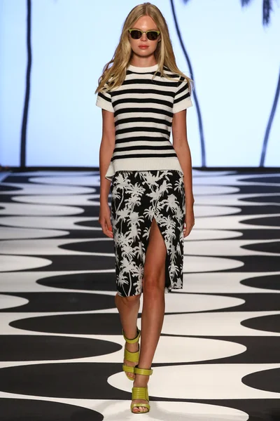 Model walks the runway at Nicole Miller during Mercedes-Benz Fashion Week — Stock Photo, Image
