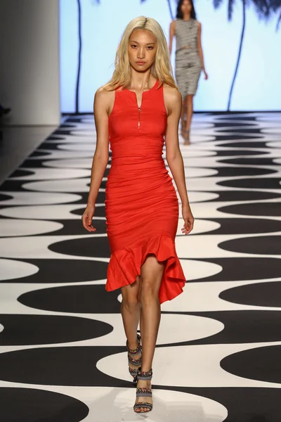 Modelo camina por la pasarela en Nicole Miller durante Mercedes-Benz Fashion Week —  Fotos de Stock