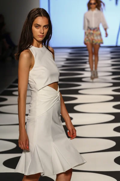 Model walks the runway at Nicole Miller during Mercedes-Benz Fashion Week — Stock Photo, Image