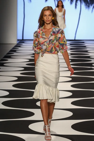 Modelu spacery pasa startowego Nicole Miller podczas Mercedes-Benz Fashion Week — Zdjęcie stockowe