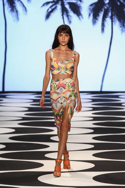 Modelo camina por la pasarela en Nicole Miller durante Mercedes-Benz Fashion Week — Foto de Stock