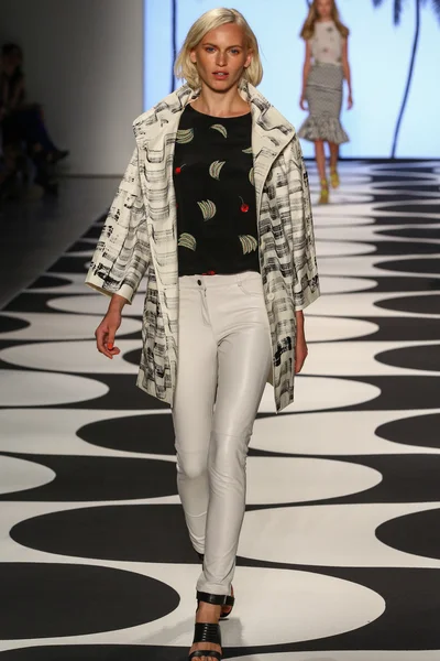 Modèle marche sur la piste à Nicole Miller pendant Mercedes-Benz Fashion Week — Photo