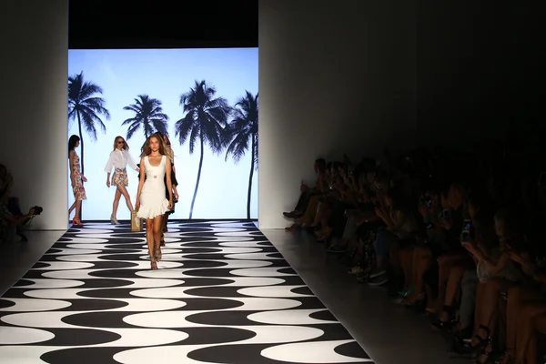 Models walk the runway at Nicole Miller during Mercedes-Benz Fashion Week — Stock Photo, Image