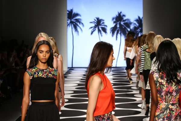 Models walk the runway at Nicole Miller during Mercedes-Benz Fashion Week — Stock Photo, Image