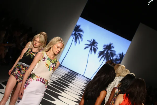 Modellen lopen de start-en landingsbaan op Nicole Miller tijdens de Mercedes-Benz Fashion Week — Stockfoto