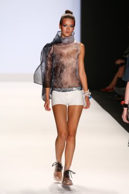 Pist (Emily Payne) gösteri projesi