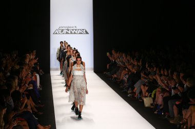 Pist (Emily Payne) gösteri projesi