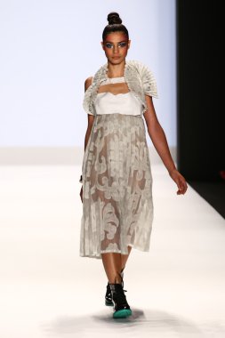 Pist (Emily Payne) gösteri projesi