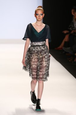 Pist (Emily Payne) gösteri projesi