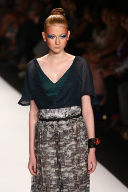 Pist (Emily Payne) gösteri projesi