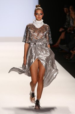 Pist (Emily Payne) gösteri projesi